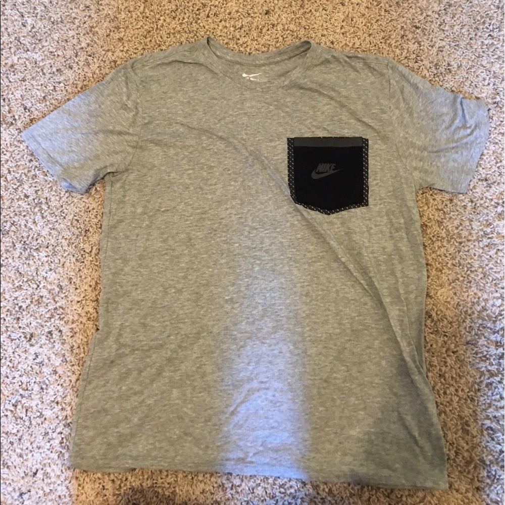 Nike T shirt with a frocket