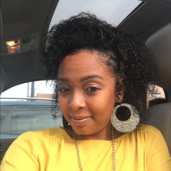 Meet your Posher, Cynthia - Picture 2 of 2