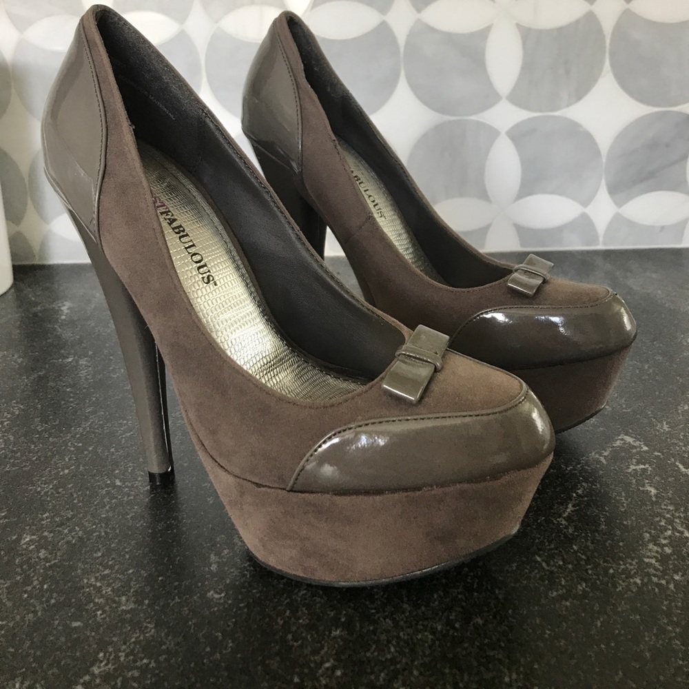 LIKE NEW GRAY SUEDE PLATFORM JUST FAB BOW HEELS SIZE 7.5