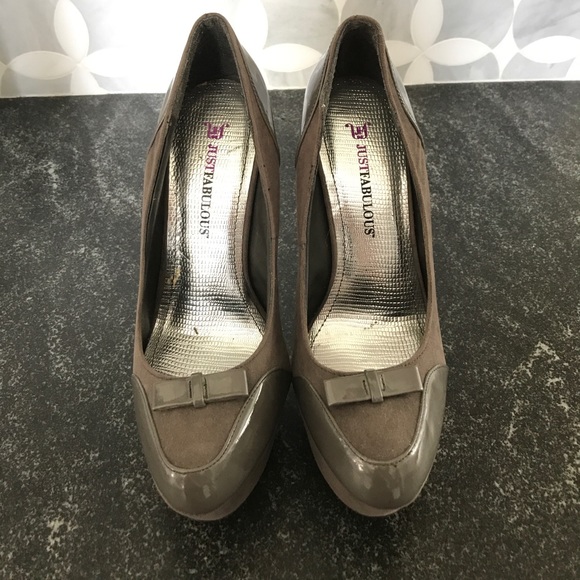GRAY SUEDE JUST FAB BOW HEELS SIZE 7.5 - Picture 2 of 3