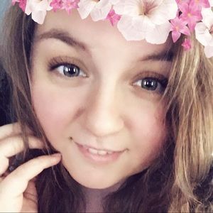 Meet your Posher, Caitlin