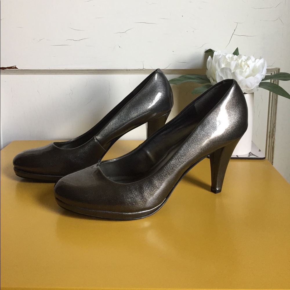 Via Neroli Patent Leather Pumps