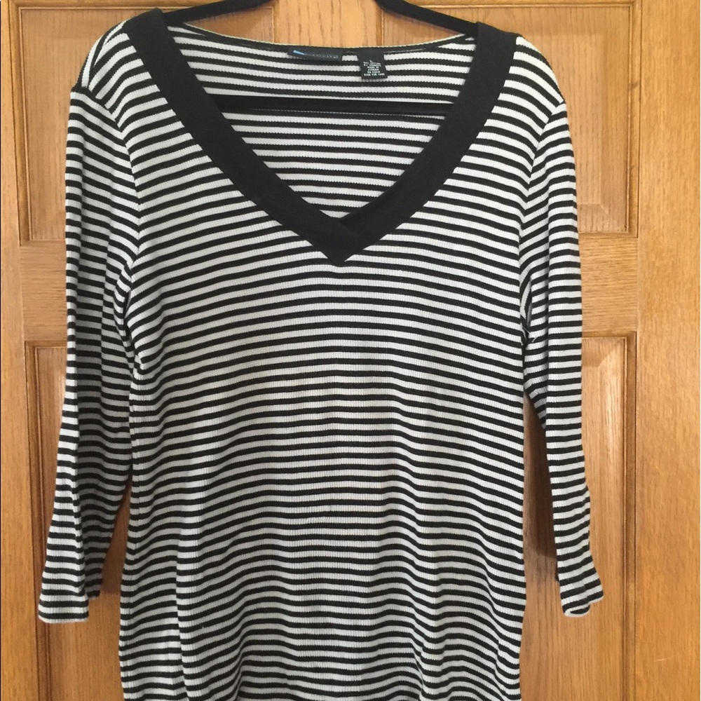 Relativity blk/wht v-neck top!