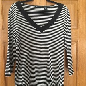 Relativity blk/wht v-neck top!