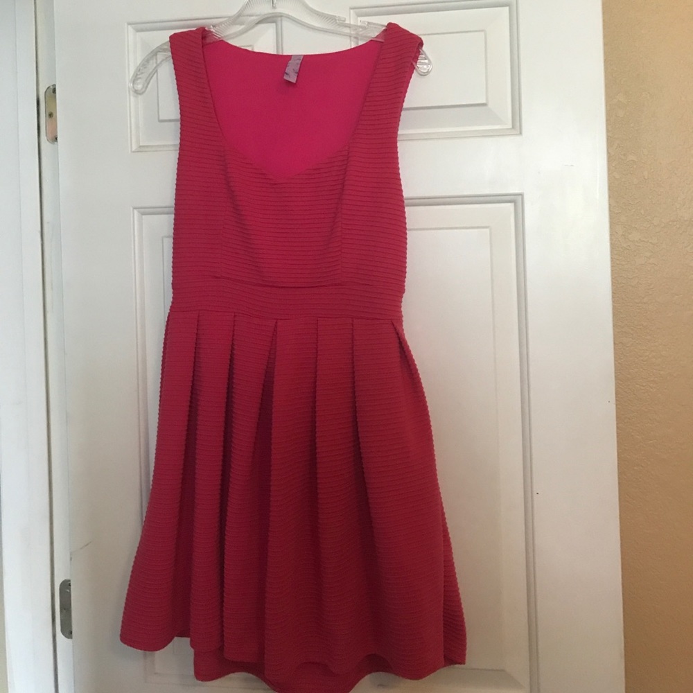Sweetheart neckline, peek aboo cutout dress