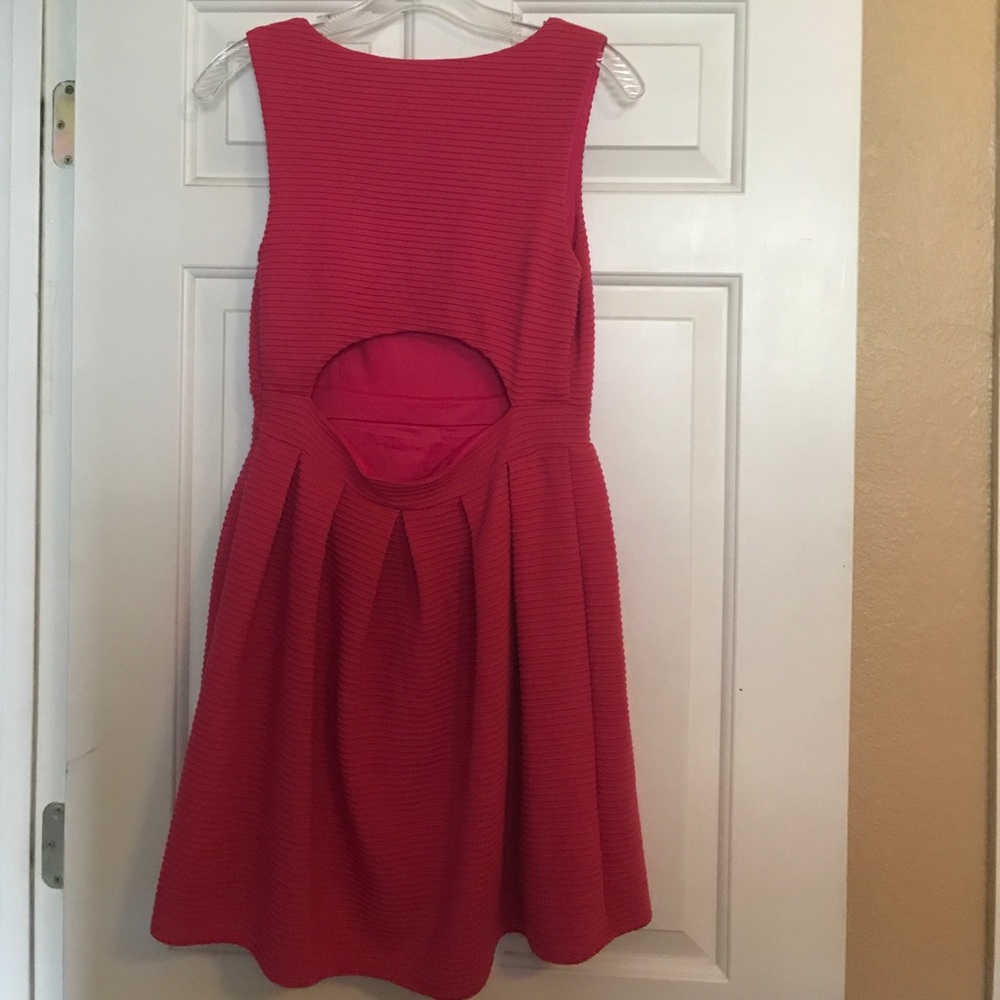 Sweetheart neckline, peek aboo cutout dress - Picture 2 of 2