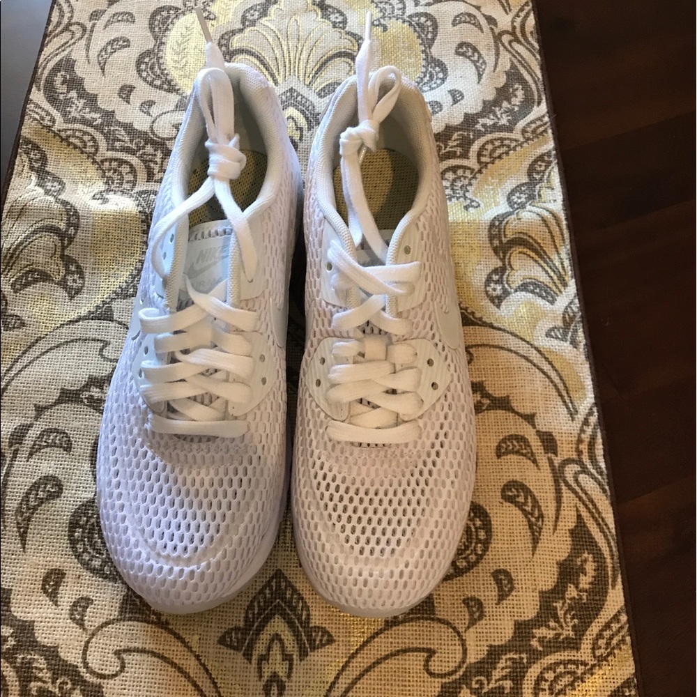 NWOT- Never worn- Nike Air MAX Sneakers