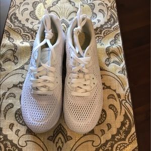 NWOT- Never worn- Nike Air MAX Sneakers