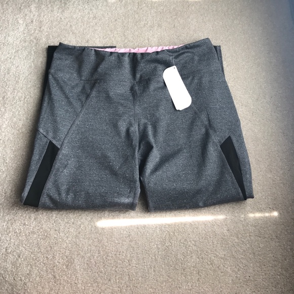 Grey mesh panel work out capris - Picture 4 of 4