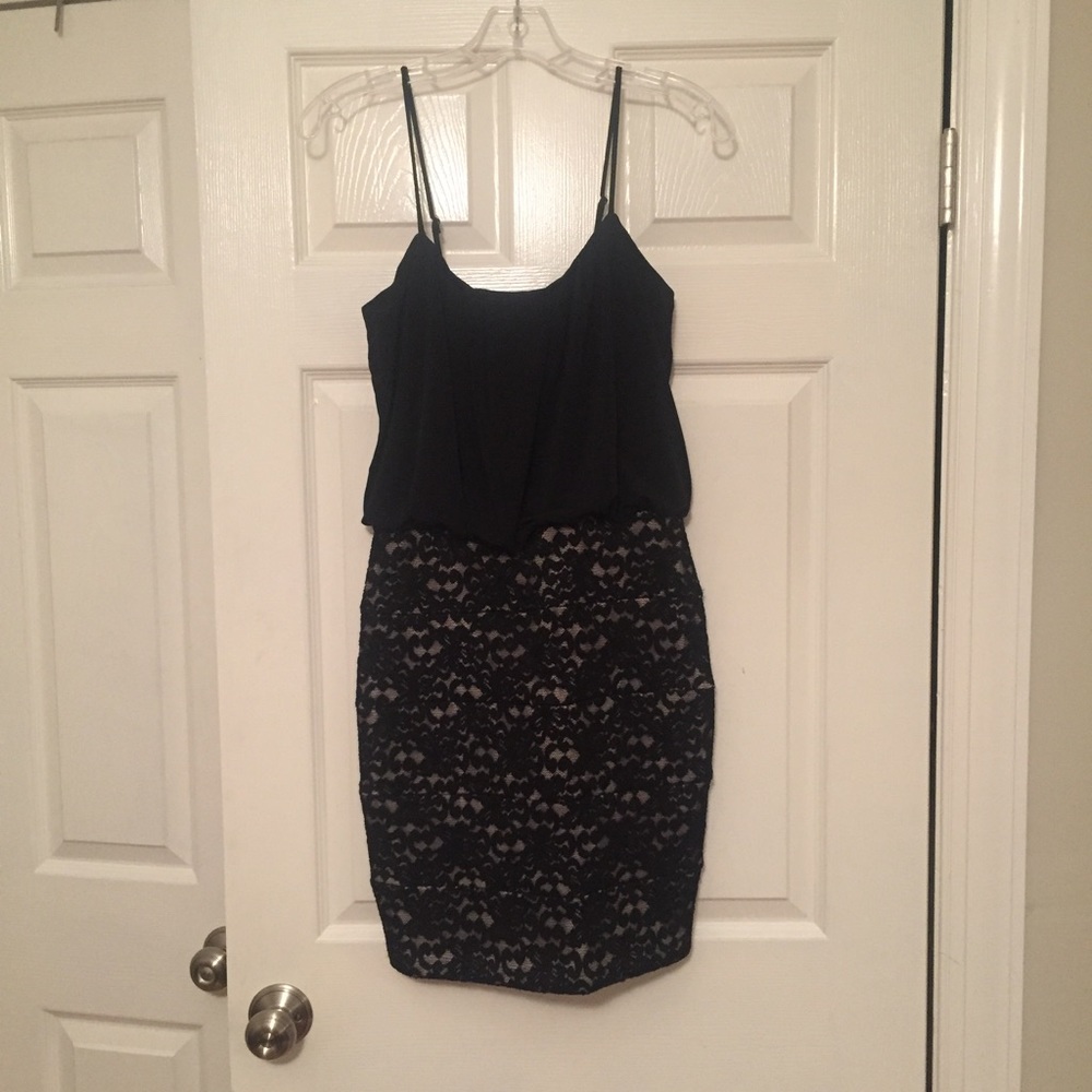 Sleeveless half fitted lace blouson dress