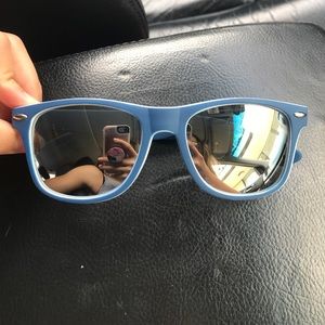 Sun glasses with reflection