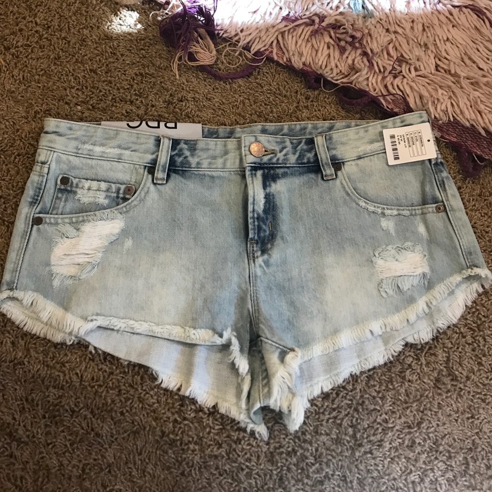 BDG Dolphin Hem Shorts- Acid Wash