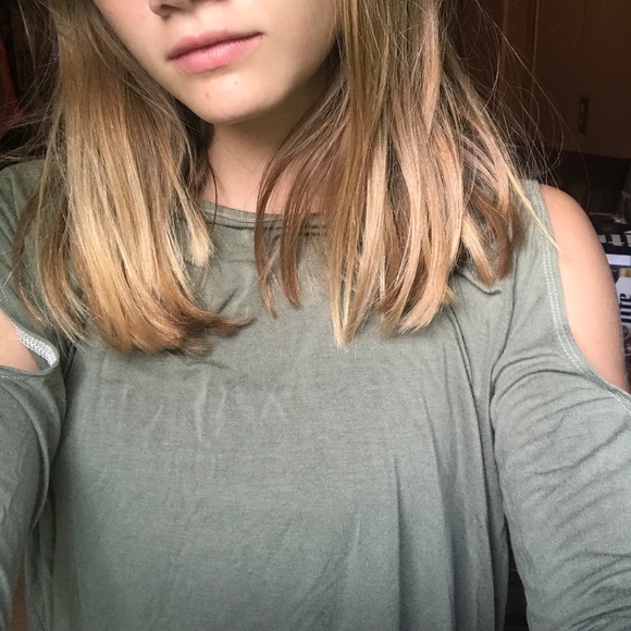 Cold shoulder soft long sleeve - Picture 1 of 4