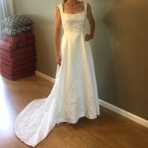 Wedding dress. White. Pearl / bead / gold details.