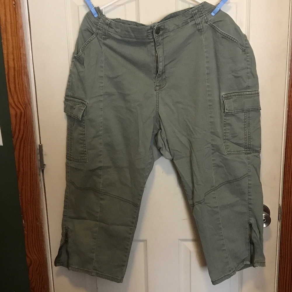 Lane Bryant cargo capris 22W