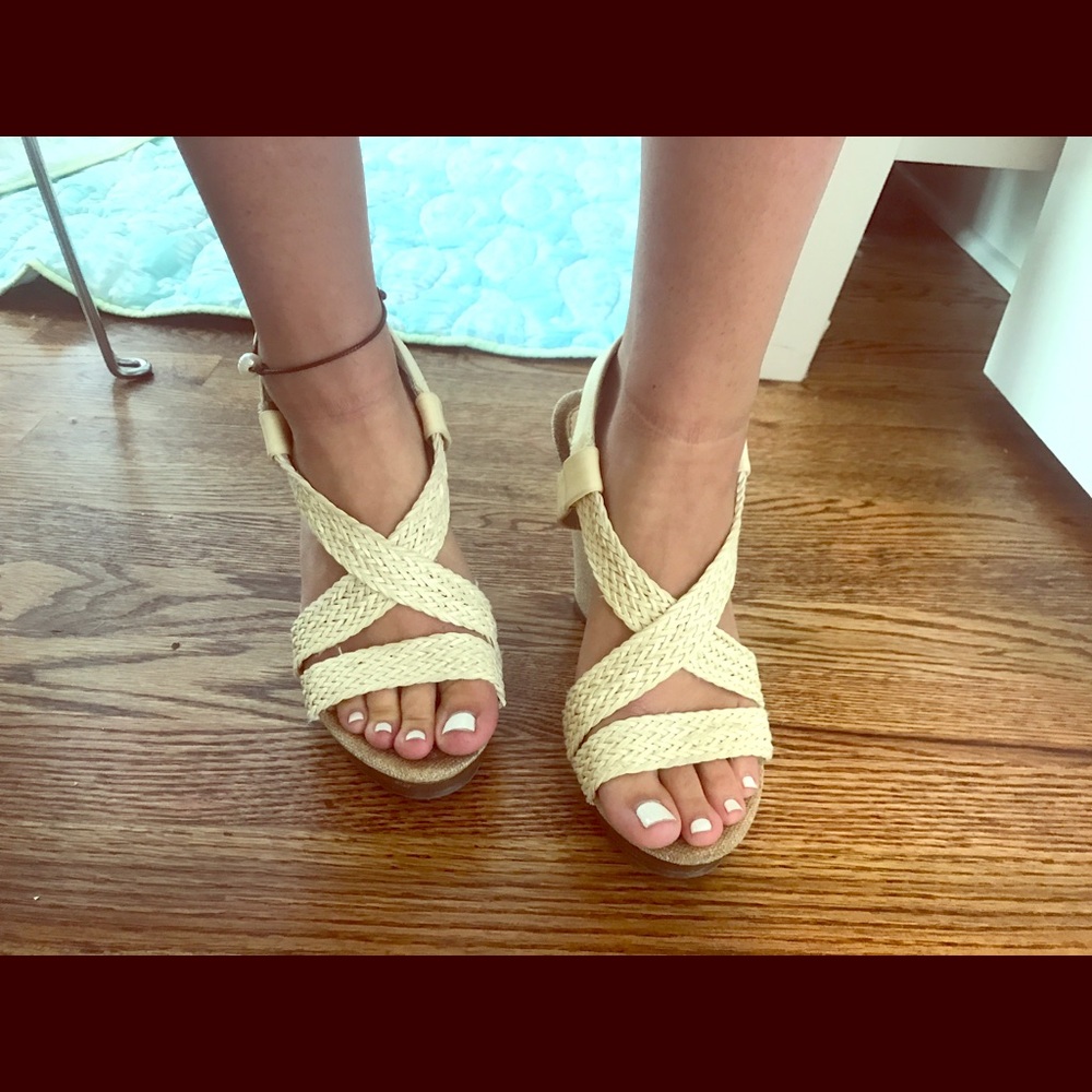 Buckle cream shoes