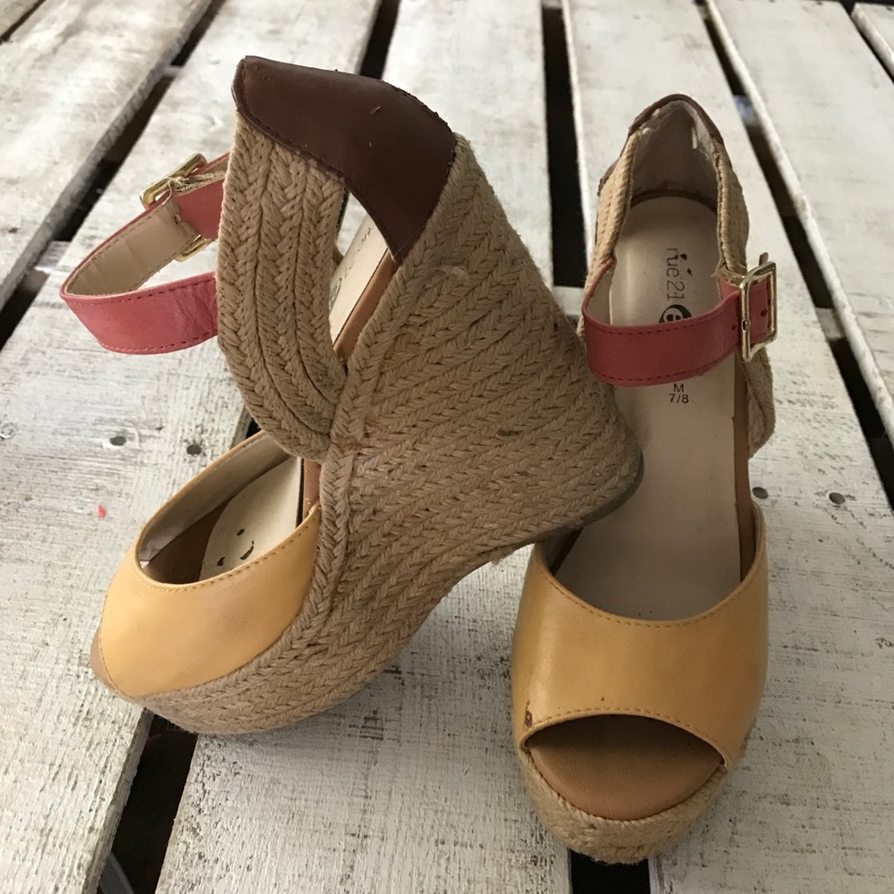 Super cute and comfy Multicolored wedges size 7/8