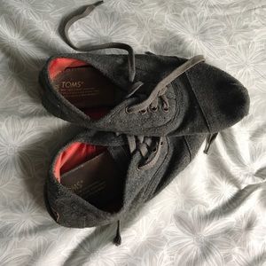 TOMS gray lace up shoe