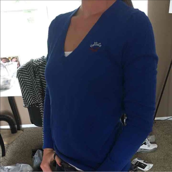 Hollister sweater - Picture 3 of 3