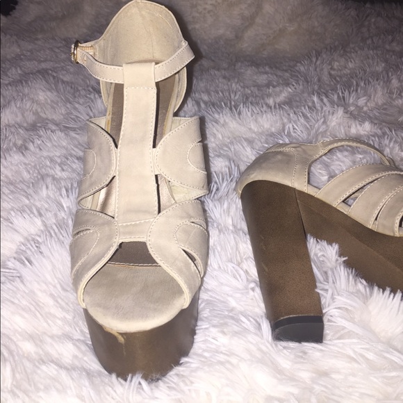 Tan platform heels - Picture 2 of 3
