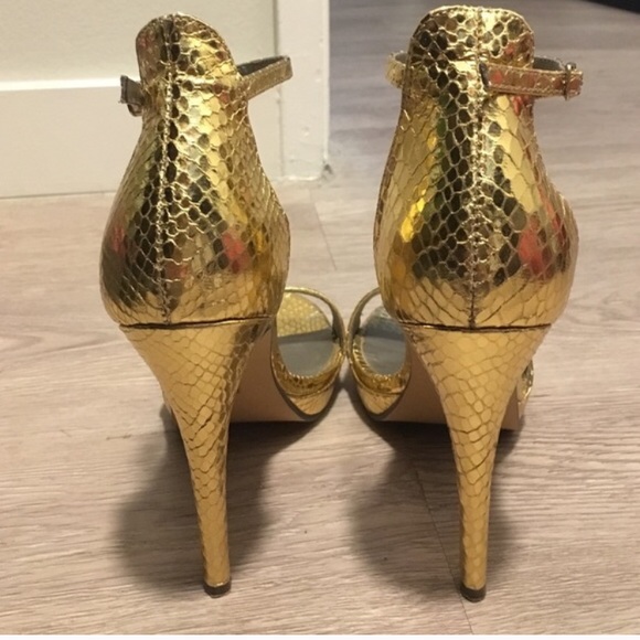 Bright gold heels - Picture 2 of 2
