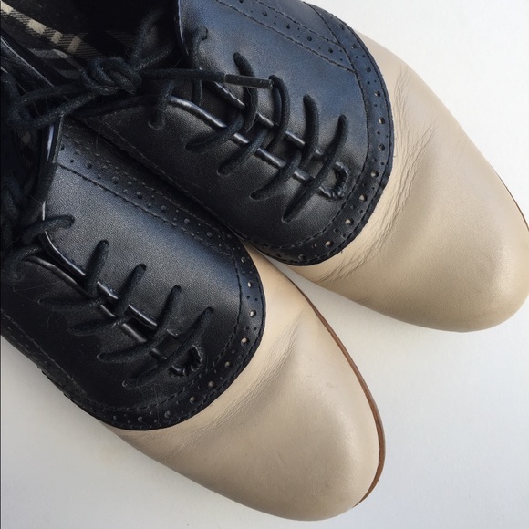 GH Bass &Co  Ladies 9M Saddle Shoes Bone and Navy - Picture 3 of 6