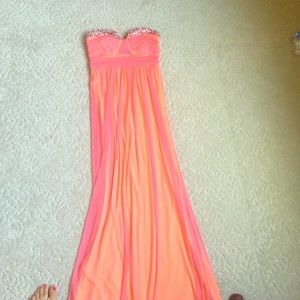 Prom dress. Size 5 runs small Strapless