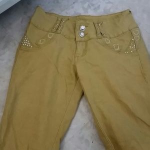 Tight high-waisted fitted jeans.