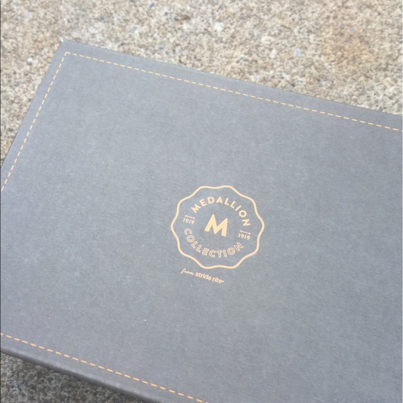 Girls Stride Rite Leather Sandals 9.5M. Beautiful - Picture 3 of 7