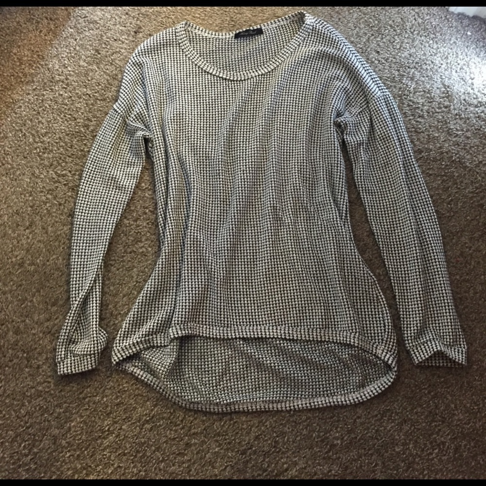✨✨lightweight black and white sweater shirt✨✨