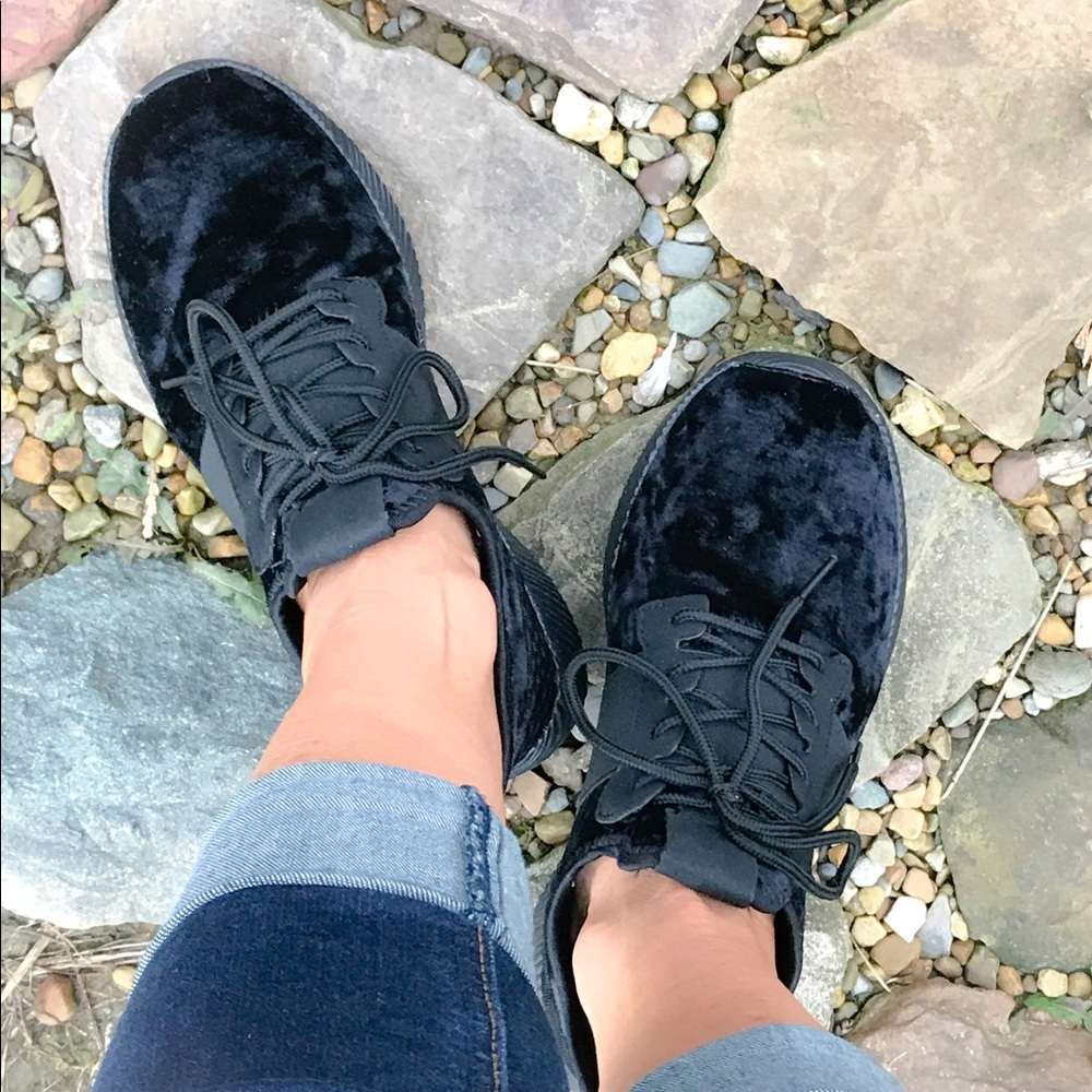 🆕 Crushed Velvet Sneakers - Picture 2 of 7
