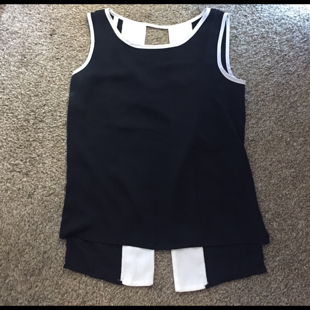 ✨✨black and white open back blouse✨✨