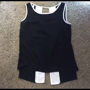 ✨✨black and white open back blouse✨✨