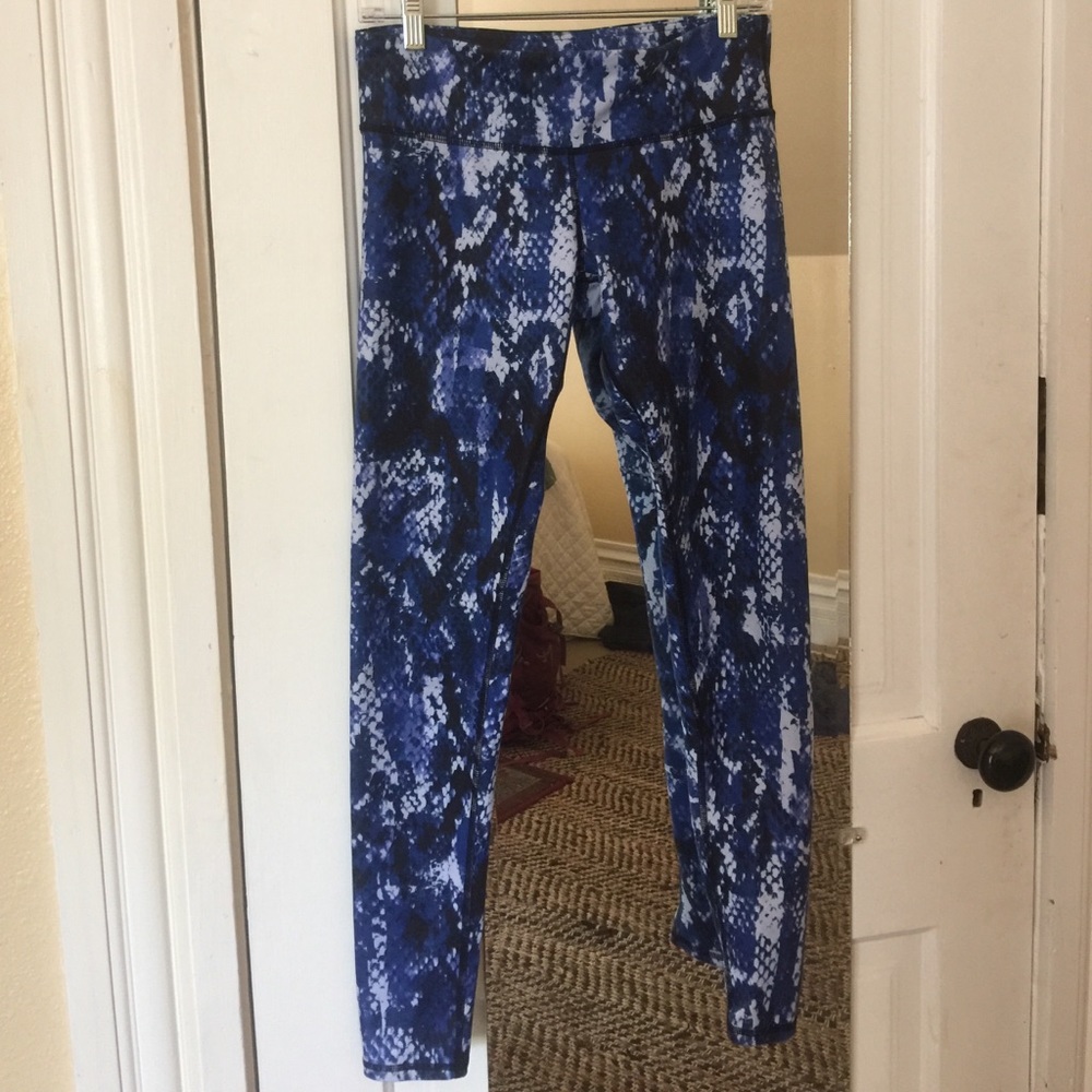 Alo blue and white leggings