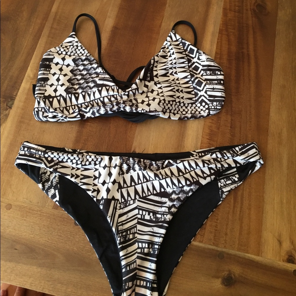 L SPACE SET. HAILEY TOP+ BARRACUDA BOTTOMS