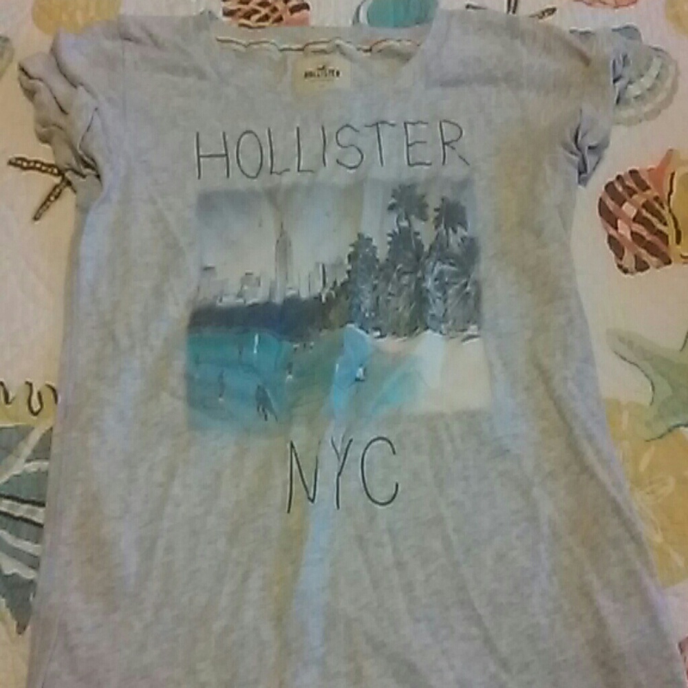 Hollister Graphic Tee
