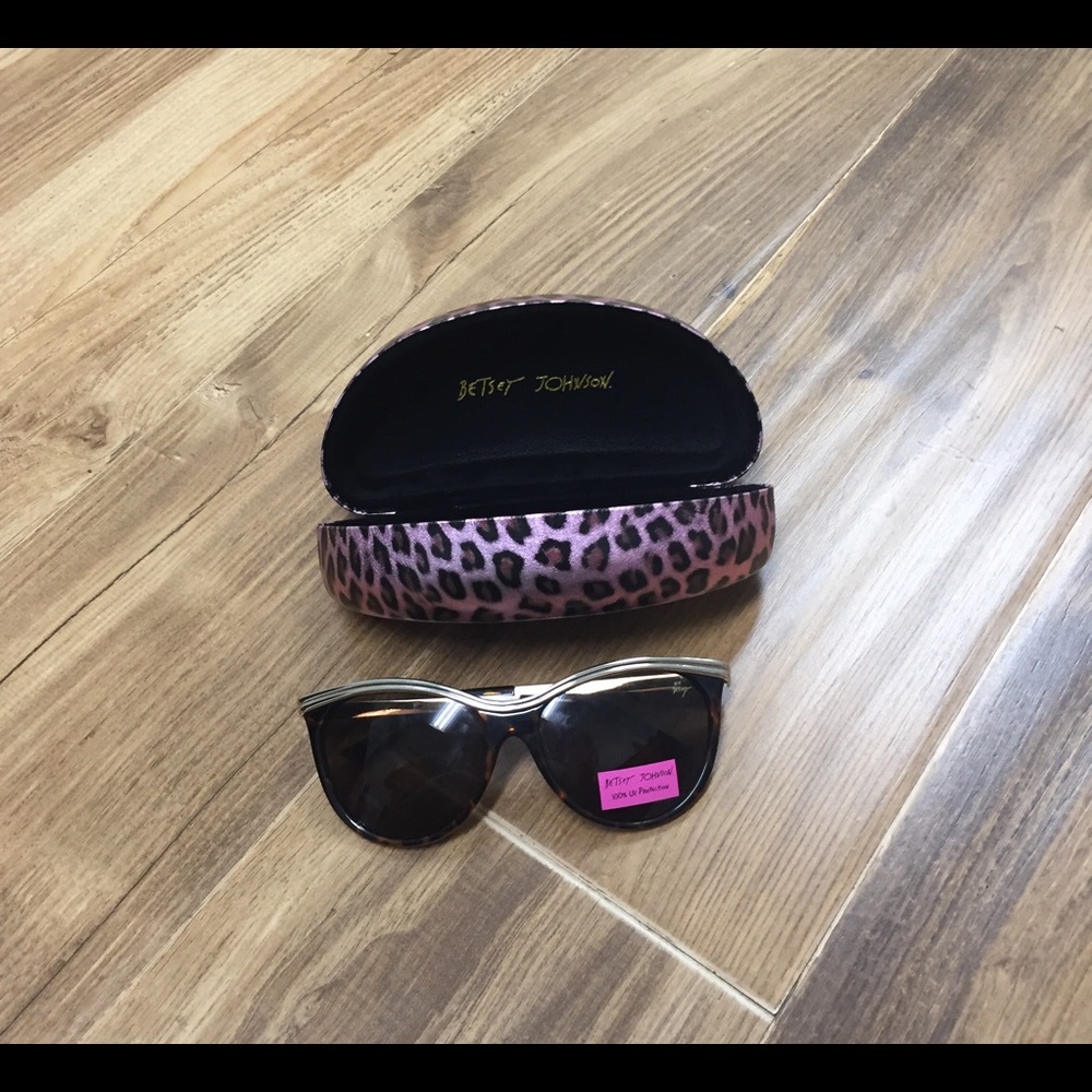 Betsey Johnson sunglasses with case a FLASH SALE