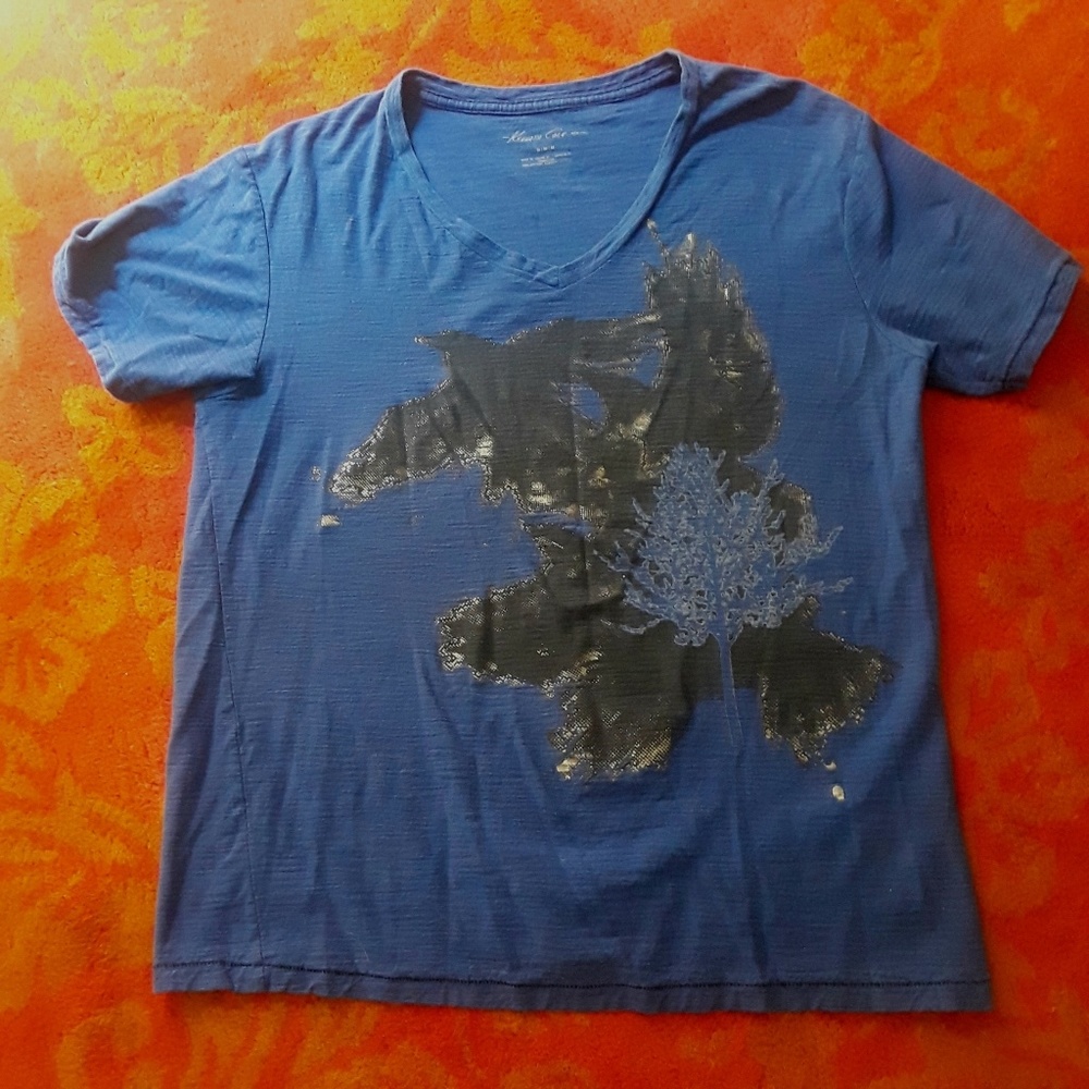 Kenneth Cole Blue V neck with design