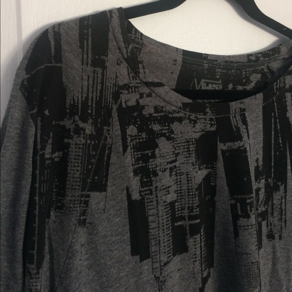 grey top with skyscraper print - Picture 2 of 2