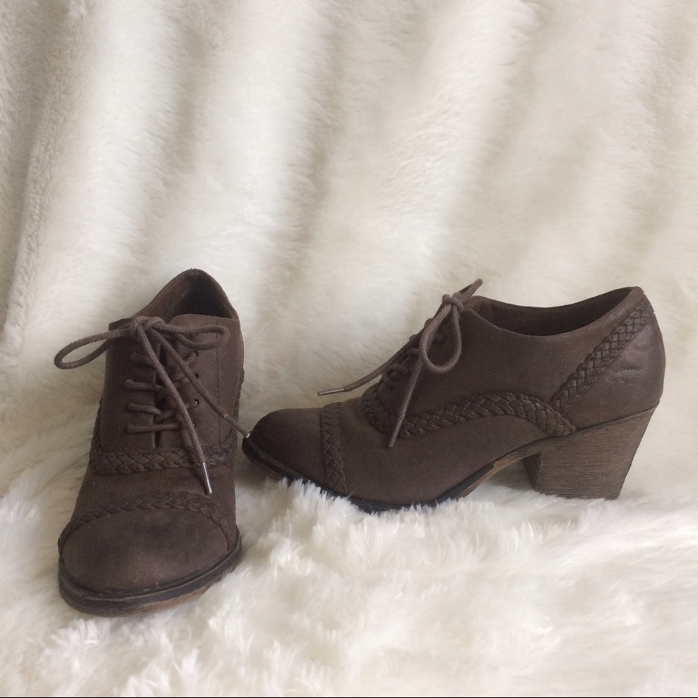 Rocket dog women's Brown lace up braided Booties 6