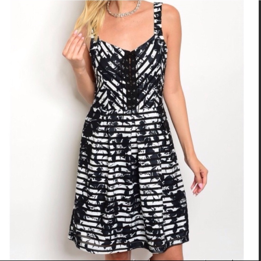 💥Sale💥 Lace Up Dress Dress At a Great Price💥