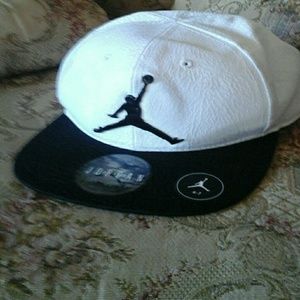 I'm selling a new jordan hat perfect condition