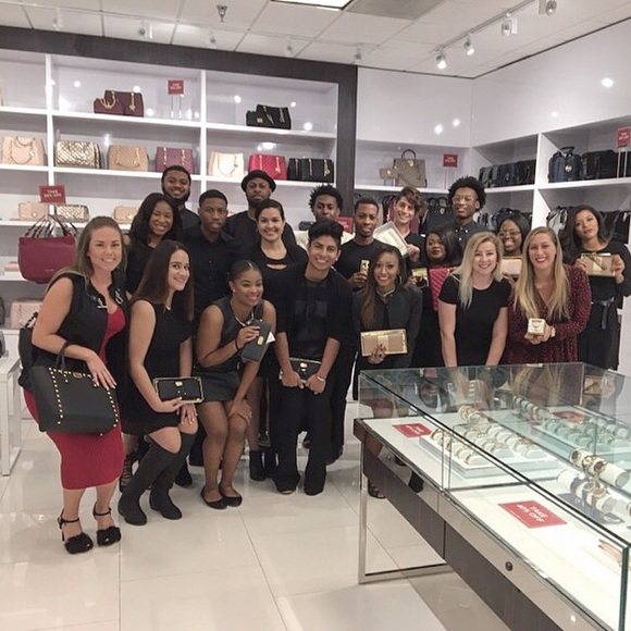 Meet your seller - Picture 2 of 6