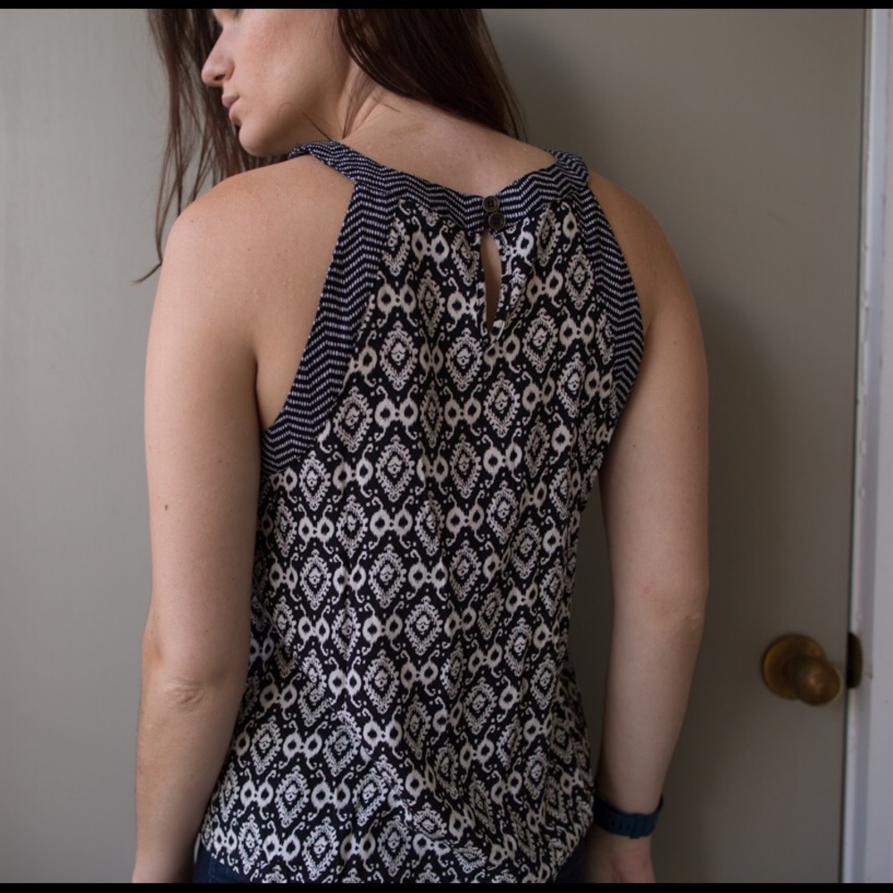 Pattern B/W top - Picture 2 of 3