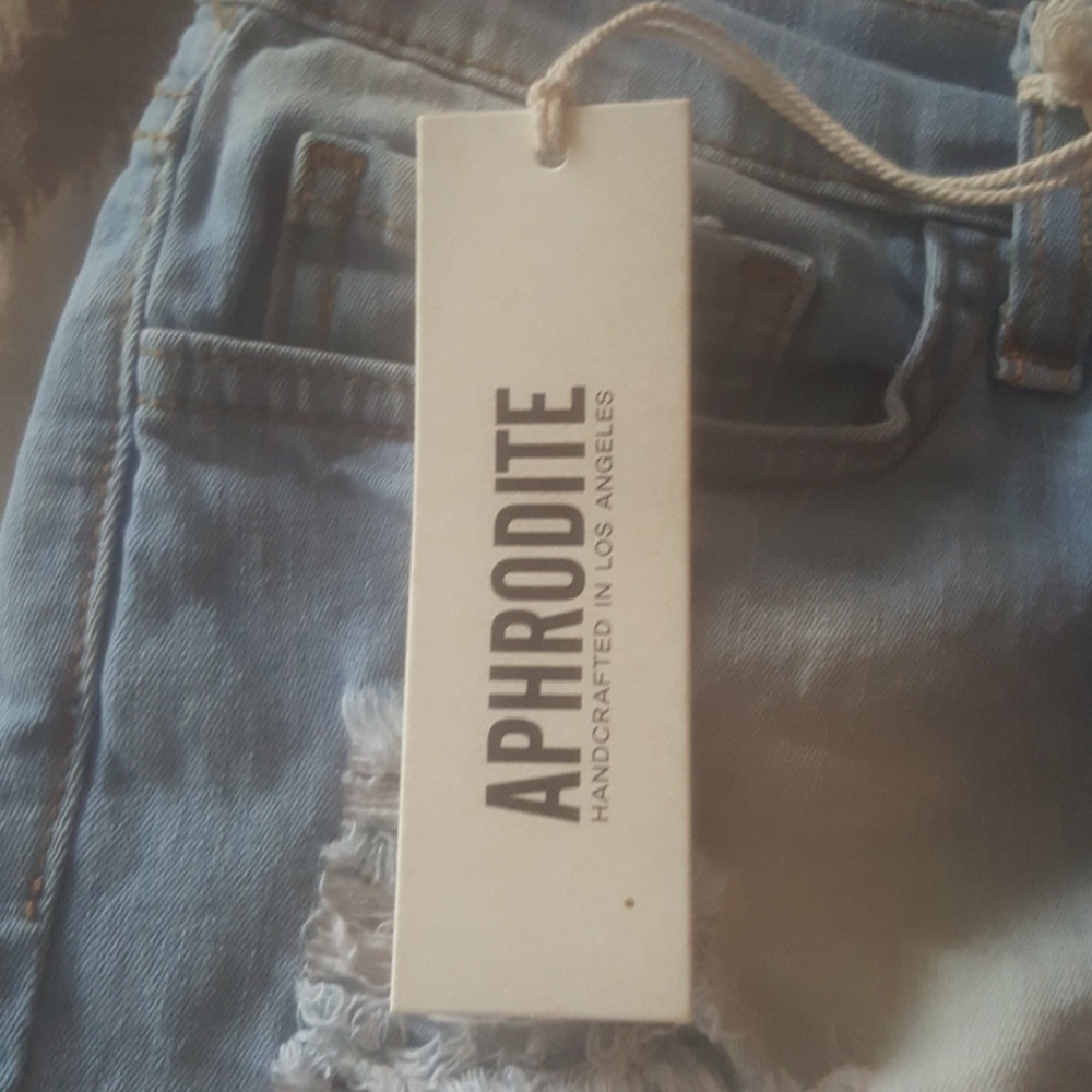 NWT RIPPED DENIM SHORTS - Picture 4 of 4