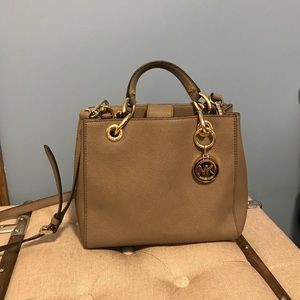 Michael Kors tan hand bag/crossbody