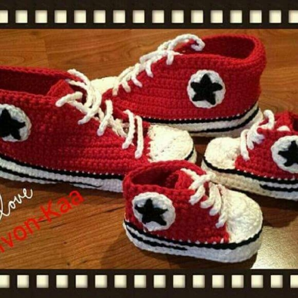 Crochet baby converse shoes