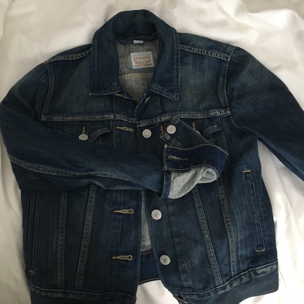 Levi Dark wash denim jacket size small