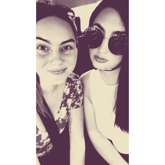 MEET YOUR POSHER - Picture 3 of 4