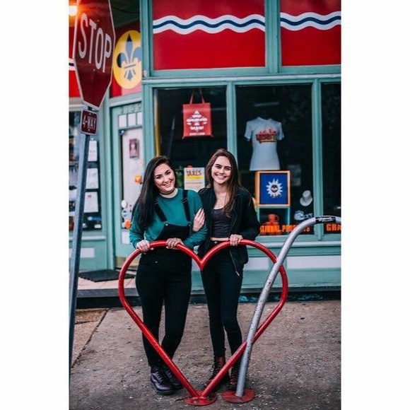 MEET YOUR POSHER - Picture 2 of 4